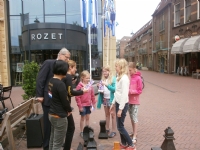 Het Chess Queen notatieboekje met handtekening wordt overhandigd.